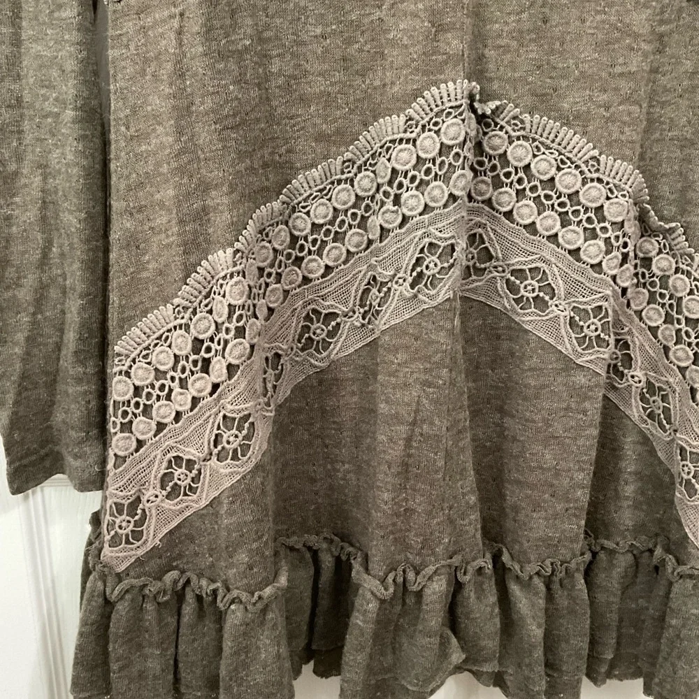 A’reve top. Long sleeve. Size L - Picture 2 of 7